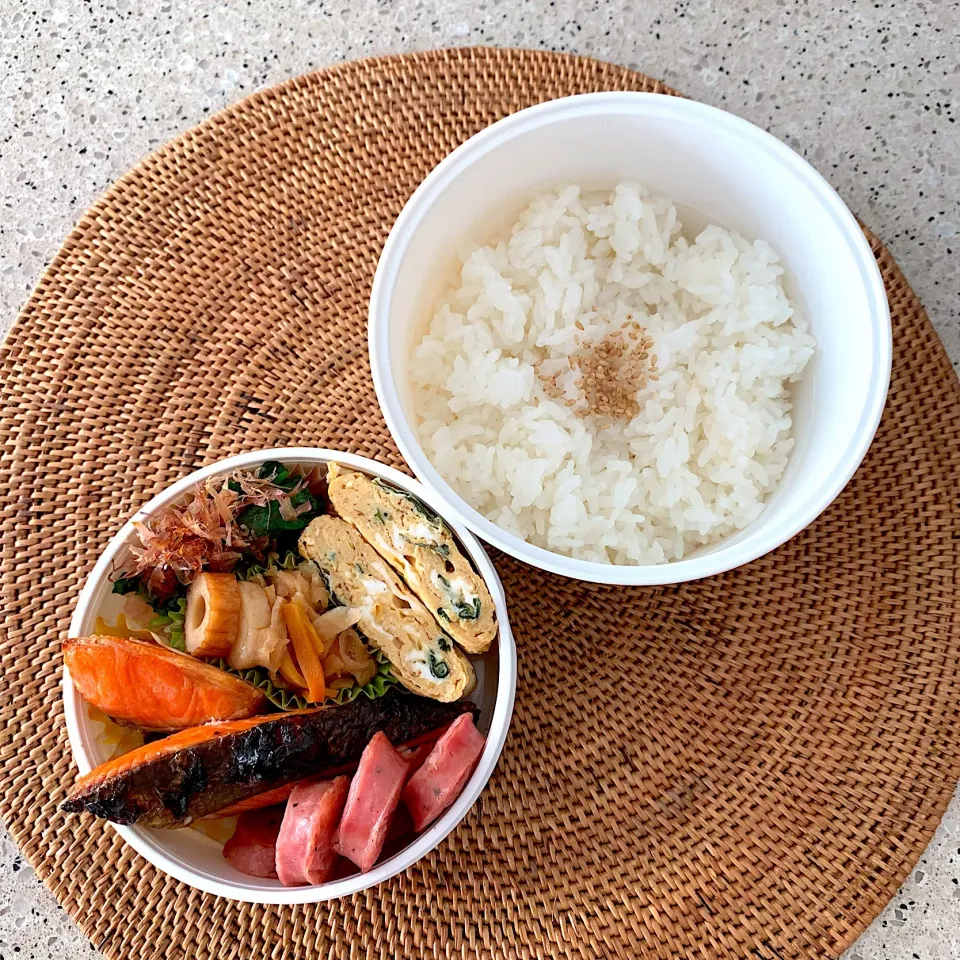 焼き鮭、わかめ卵焼き、ほうれん草おかか、切り干し大根煮、焼きソーセージ|しーさん