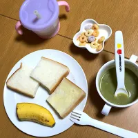 娘ごはん（1歳１ヶ月）朝
❤︎ 食パン🍞
❤︎ スープ（ほうれん草、さつまいも🍠、にんじん🥕）
❤︎ バナナ
❤︎ シリアル入りきな粉ヨーグルト|Kana ❤︎さん