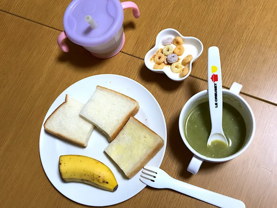 娘ごはん（1歳１ヶ月）朝
❤︎ 食パン🍞
❤︎ スープ（ほうれん草、さつまいも🍠、にんじん🥕）
❤︎ バナナ
❤︎ シリアル入りきな粉ヨーグルト|Kana ❤︎さん