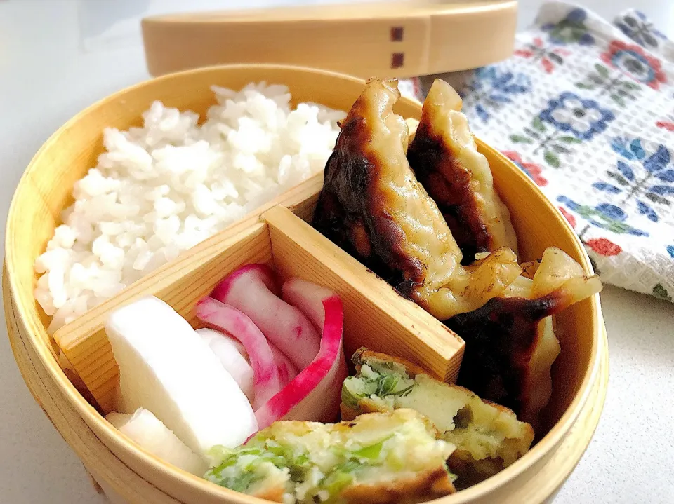 さんかく餃子弁当🥟赤かぶと大根の柚子塩漬け|のざさん