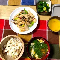 Snapdishの料理写真:鶏肉とアスパラとしめじのペペロンチーノ
焼き飯
ほうれん草と卵のおすいもの
ピリ辛きゅうり|みねさん