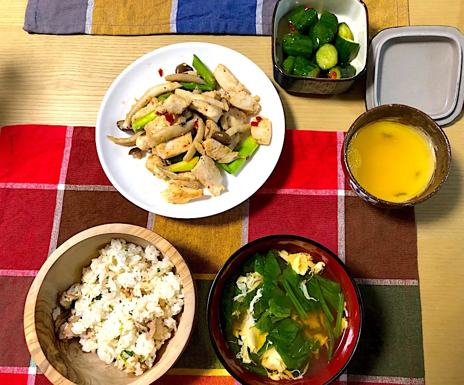 鶏肉とアスパラとしめじのペペロンチーノ
焼き飯
ほうれん草と卵のおすいもの
ピリ辛きゅうり|みねさん