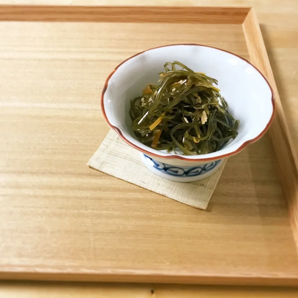 Snapdishの料理写真:麺つゆで簡単惣菜♩刻み昆布の煮物|naocoさん