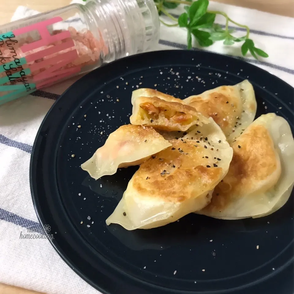 餃子の皮で♪焼き鮭とじゃがいものパリパリ焼き|naocoさん