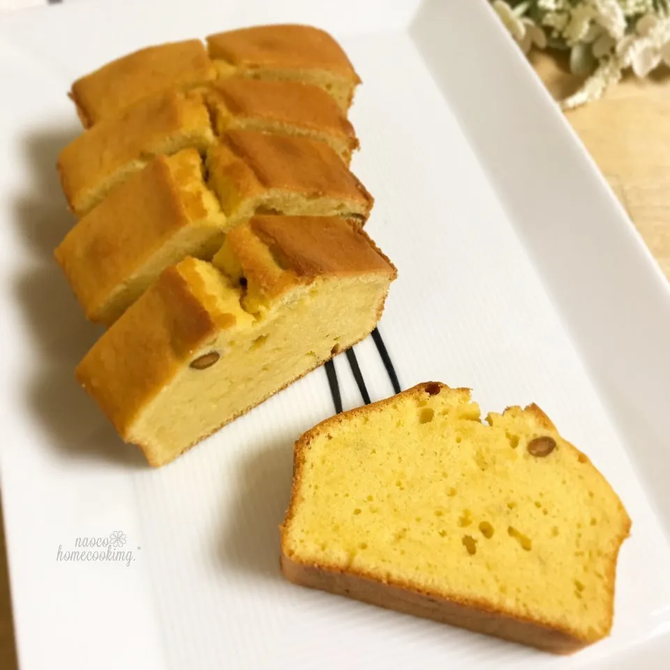 Snapdishの料理写真:ふんわり軽い♪ ピスタチオ入りクリームチーズパウンドケーキ|naocoさん