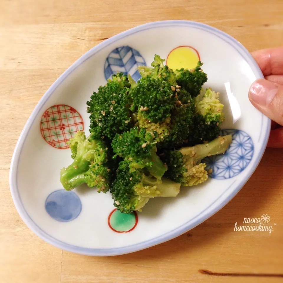 Snapdishの料理写真:小さなおかず♪甘くない＊ブロッコリーの胡麻和え|naocoさん