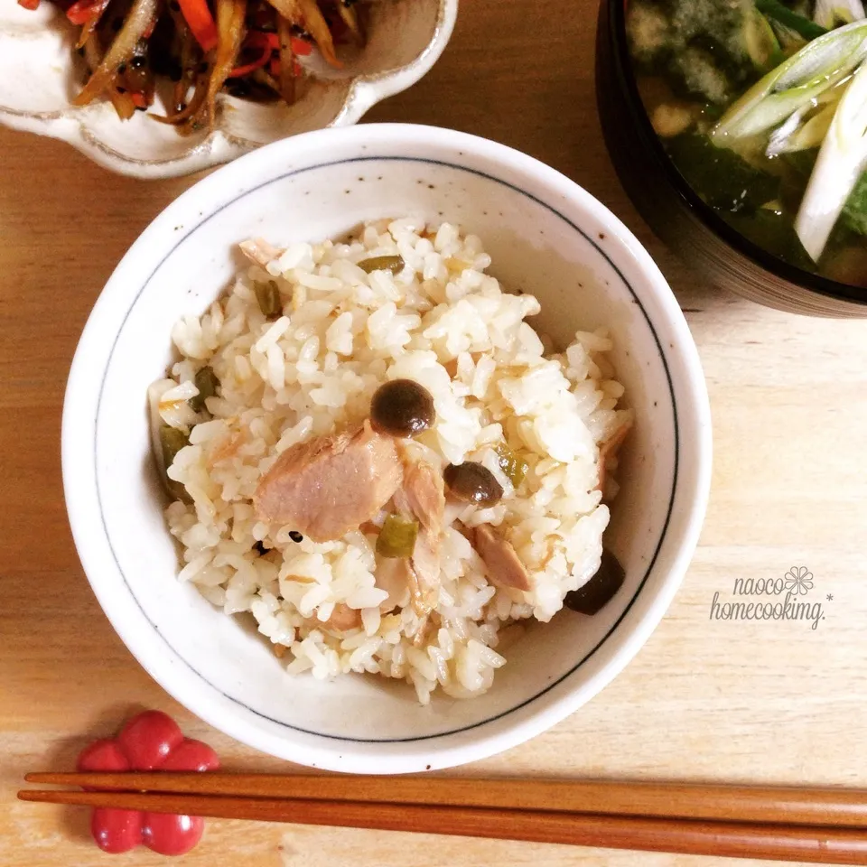 Snapdishの料理写真:下ごしらえ不要♪麺つゆで＊ツナとしめじの炊き込みごはん|naocoさん