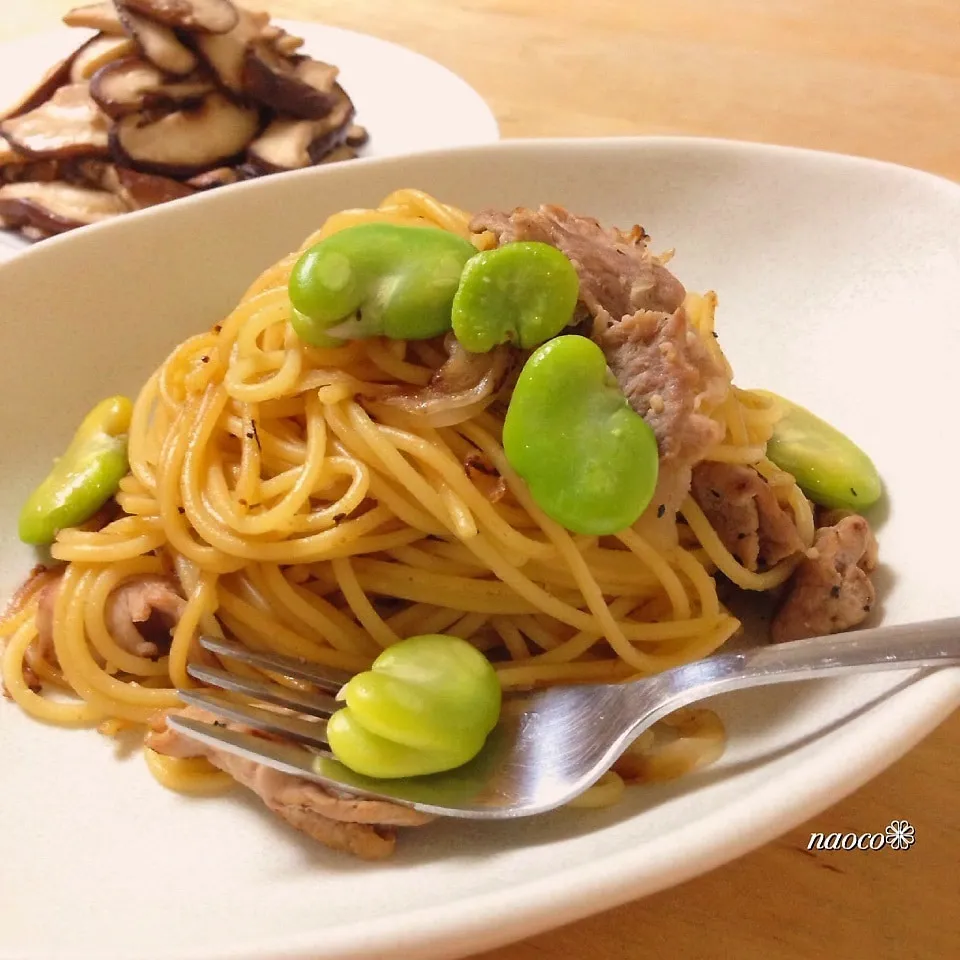 Snapdishの料理写真:豚肉カリっと炒めて♪そらまめと豚肉のバター醤油パスタ＊|naocoさん