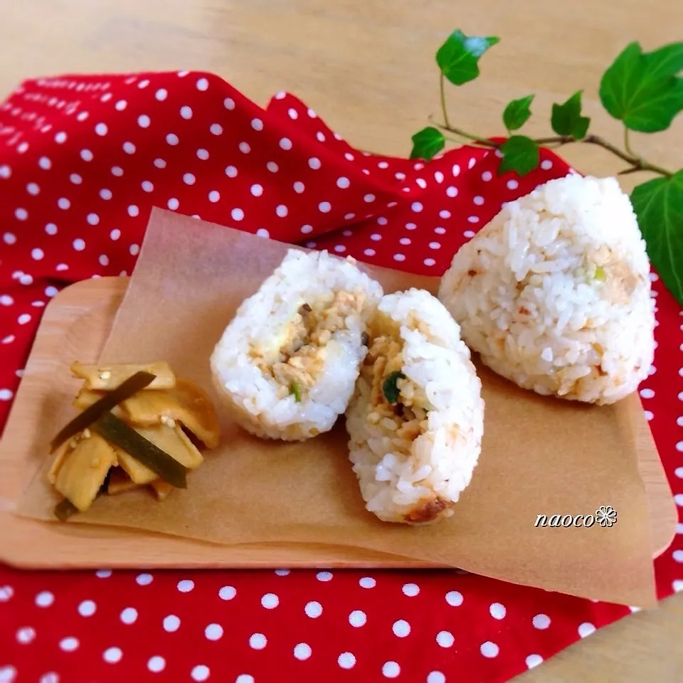 ネギ味噌鶏そぼろチーズ＊おにぎり|naocoさん