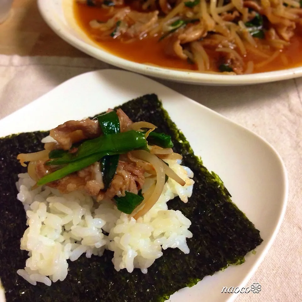 Snapdishの料理写真:豚肉もやしとニラのピリ辛炒め・巻いてみました♪|naocoさん