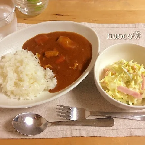 Snapdishの料理写真:ポークカレー と 梅酢入りコールスロー|naocoさん