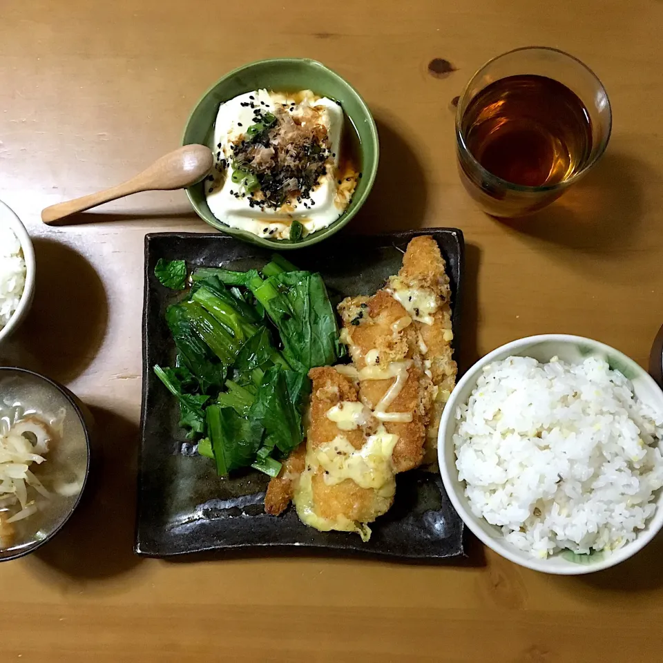 白身魚のフライ〜チーズペッパー🧀
小松菜のソテー
竹輪とモヤシのスープ
ご飯
温やっこ|さくたえさん