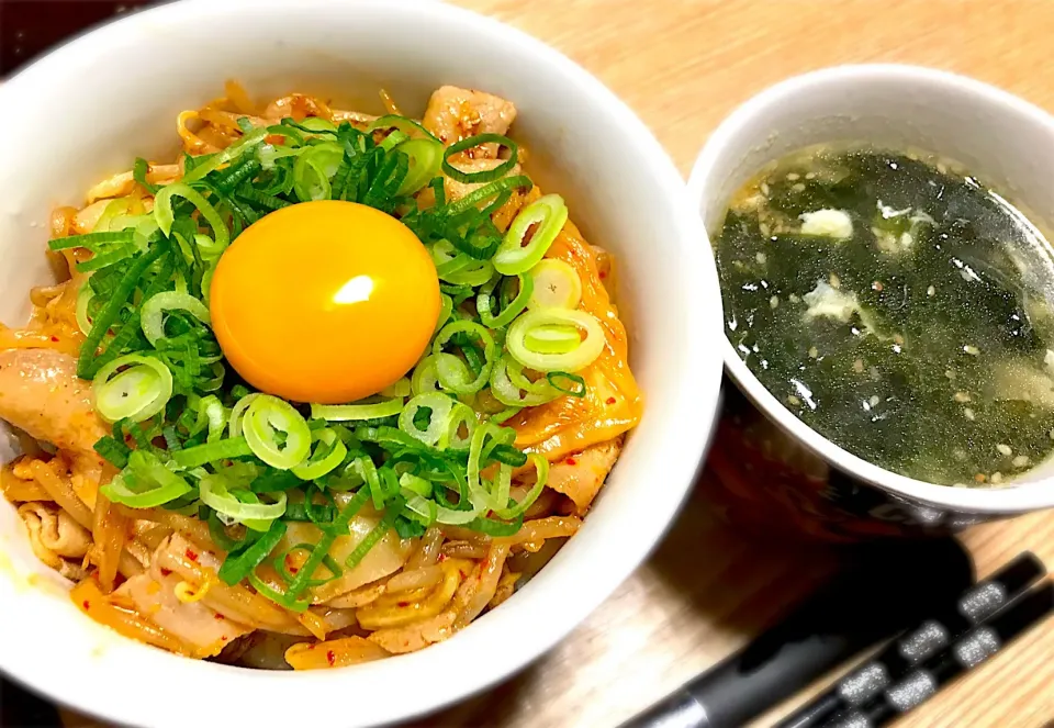 もやしでかさ増し豚キムチ丼、ワカメと卵白のスープ|keychanさん