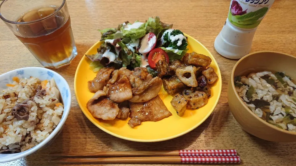 牛肉と舞茸の炊き込みご飯&しょうが焼き&さつまいもとレンコンの甘辛炒め&きのこ汁|しほさん