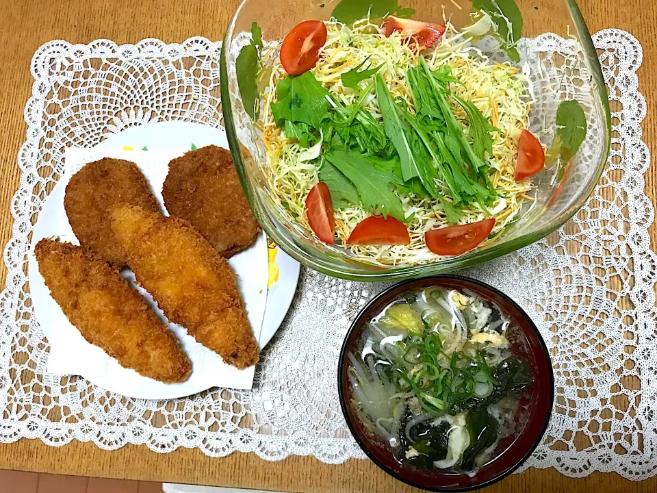 ミンチカツ、白身魚フライ
キャベツと揚げ麺パリパリサラダ
野菜たっぷりスープ|Hika Emiさん