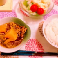 Snapdishの料理写真:肉じゃが   サラダ|chakoさん