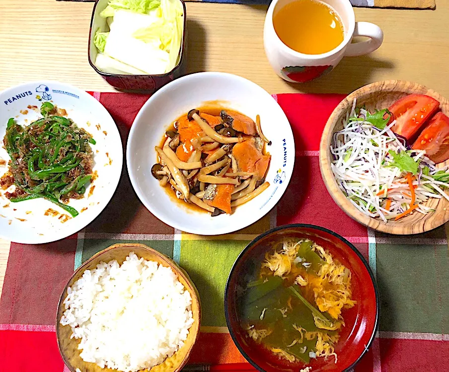 サーモンとしめじのバター醤油
無限ピーマン
サラダ
ほうれん草と卵のおすいもの
白菜の浅漬け|みねさん