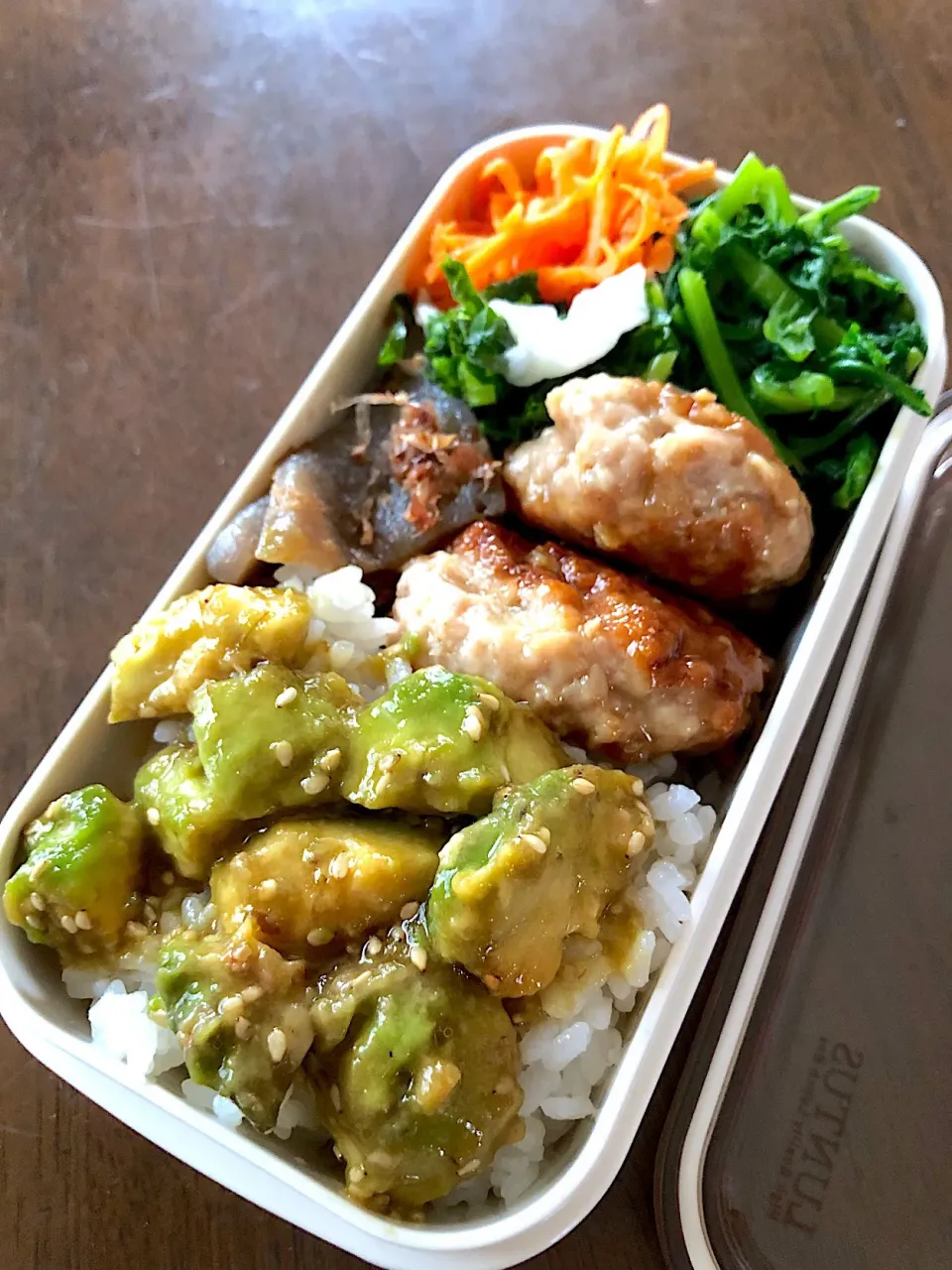 アボカド漬け丼とつくね弁当🍱|もぐもぐさん