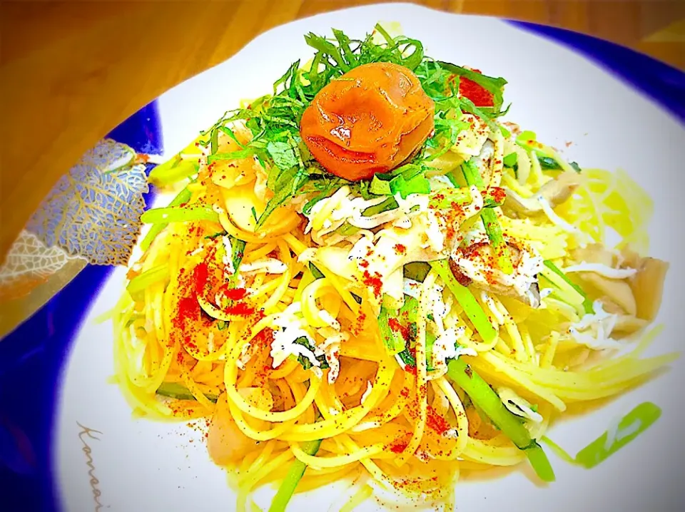 梅しらすにキノコいっぱいパスタ🍝|ちまさん