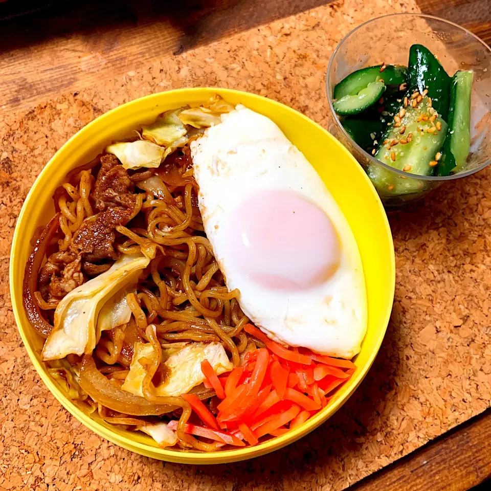 Snapdishの料理写真:【お弁当】焼きそば＆やみつきキュウリ|ぽりんさんさん