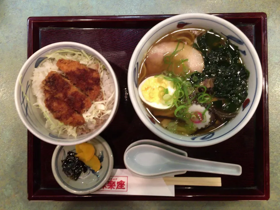 あごだしラーメンと赤赤鶏のミニソースかつ丼|ばーさんさん