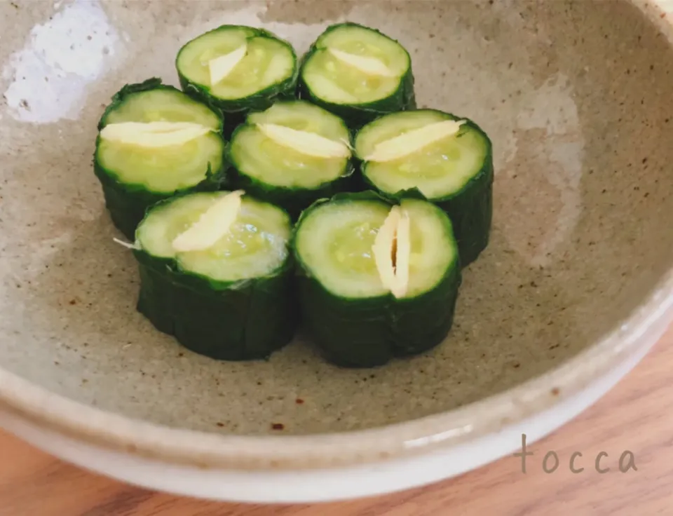 Snapdishの料理写真:きゅうりのしそ巻き漬け🥒|toccaさん