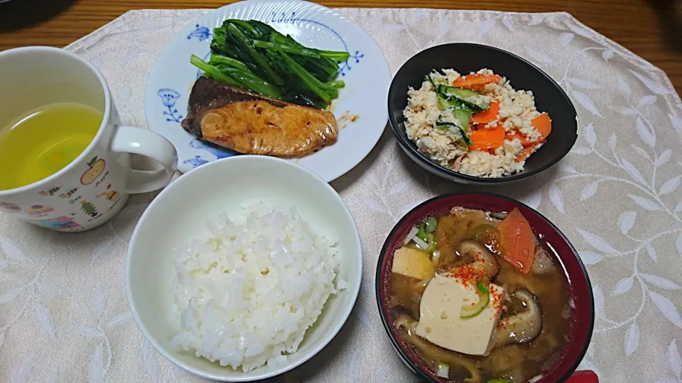 12/5の夕食 #ぶりの照り焼き #豚汁 #卯の花サラダ|卯月さん