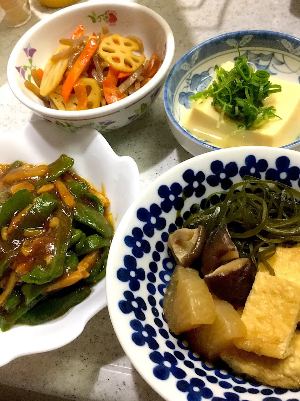 青椒肉絲  切り昆布と油揚げの炊いたん  きんぴらレンコン|よっぴぃさん