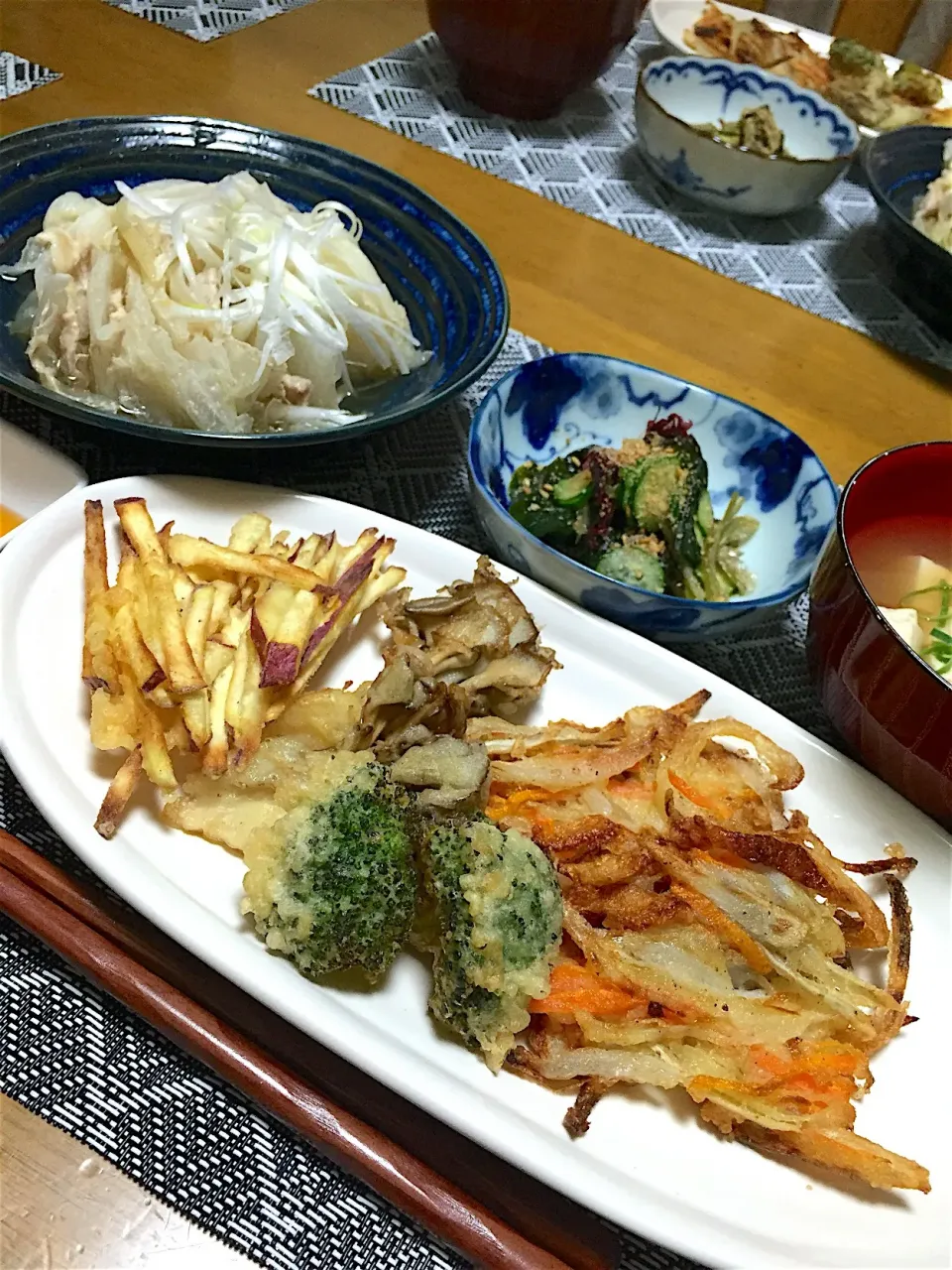 野菜天ぷらの晩御飯😋2018.12.5
白菜と豚肉の重ね蒸し
海藻の酢の物
豆腐のお吸い物|くっきいママさん