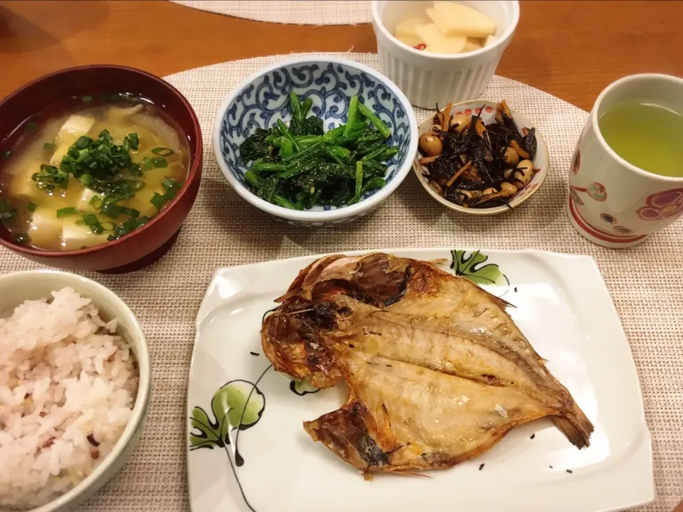 18/12/05 夕飯♪ 金目鯛干物 ほうれん草胡麻和え ひじきと大豆の煮物 味噌汁|ikukoさん