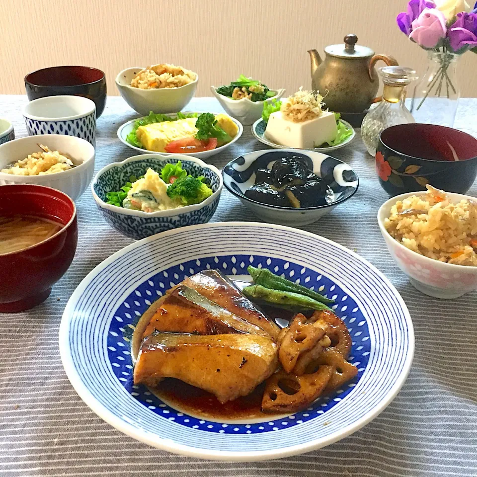 鰤の照り焼き しらす入り卵焼き 茄子のあんかけ 小松菜煮浸し ポテサラ もやしの味噌汁 炊き込みご飯 #晩ご飯|ゆかりさん