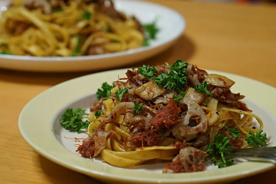 コンビーフとレンコンのパスタ|こたろーさん