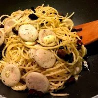 Snapdishの料理写真:Spaghetti with dried chili, garlic and sausage|Panaddaさん