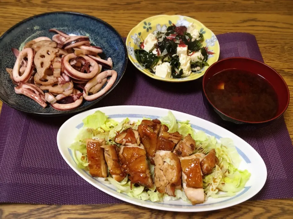 イカとレンコンのガリバタ醤油炒め・豆腐と海藻のサラダ・里芋のお味噌汁・鶏モモの照り煮|美也子さん