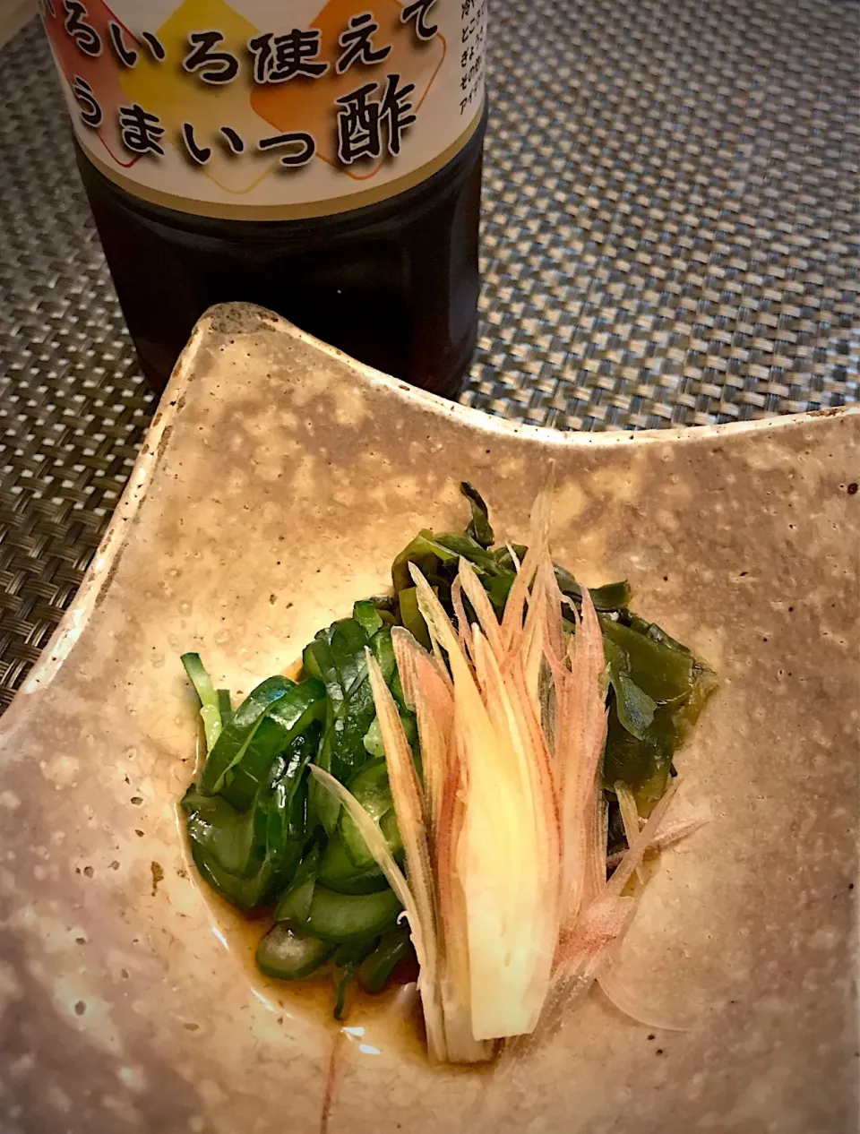 けふの玄関開けたら３分で聖水沐浴の即肴どす。ワカメきゅうりの酢の物どす。味付けは「いろいろ使えて、うまいっ酢」って面白い名前の酢を掛けましたわ😊|にゃあ（芸名）さん