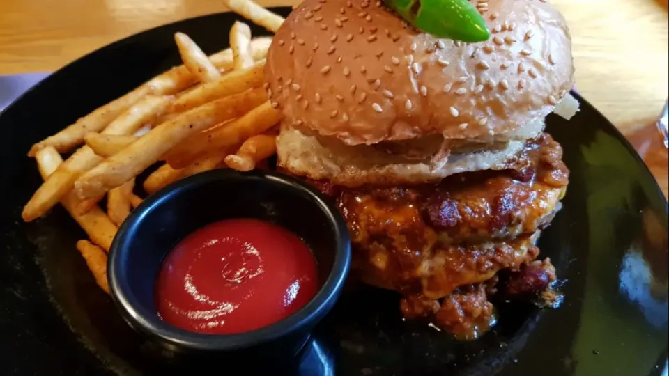 chilli cheese burger @ Toma Tillo Mexican Grill in Itaewon|steven z.y.さん