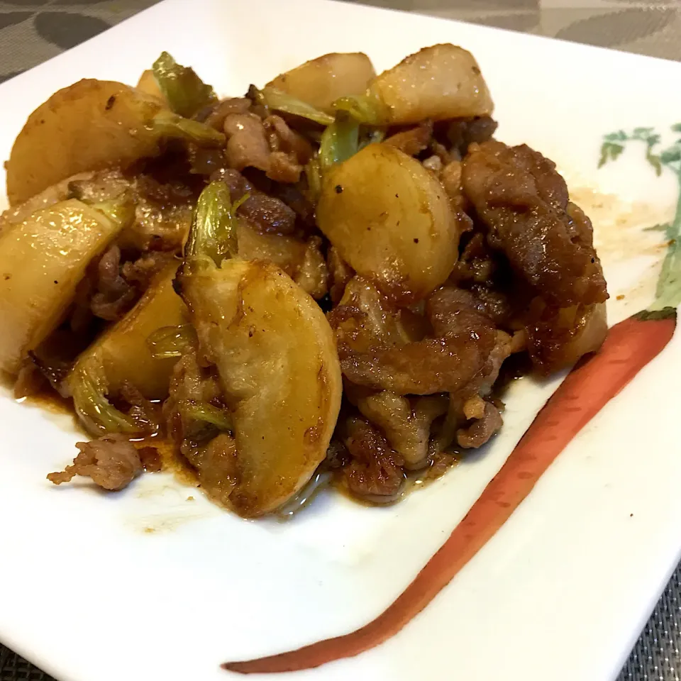 まんぞーさんの料理で！！
かぶと豚肉のオイスター炒め！！しばえびははいってませんけど😂お皿！おそろい😂|MOMO-chan☻さん