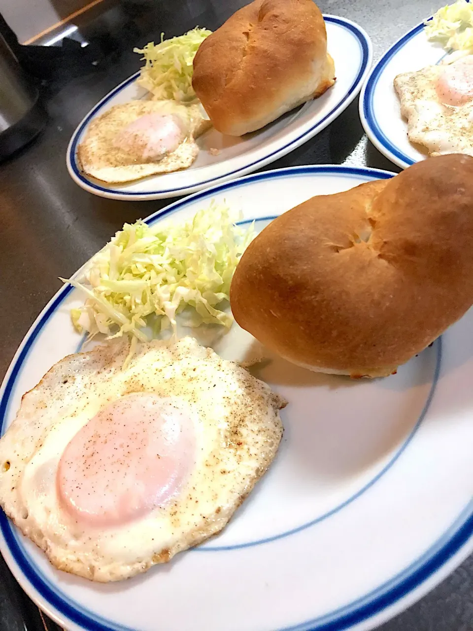 いつもの朝ごはん。パンは昨日焼いたベーコンとチーズのパン|たびもかさん