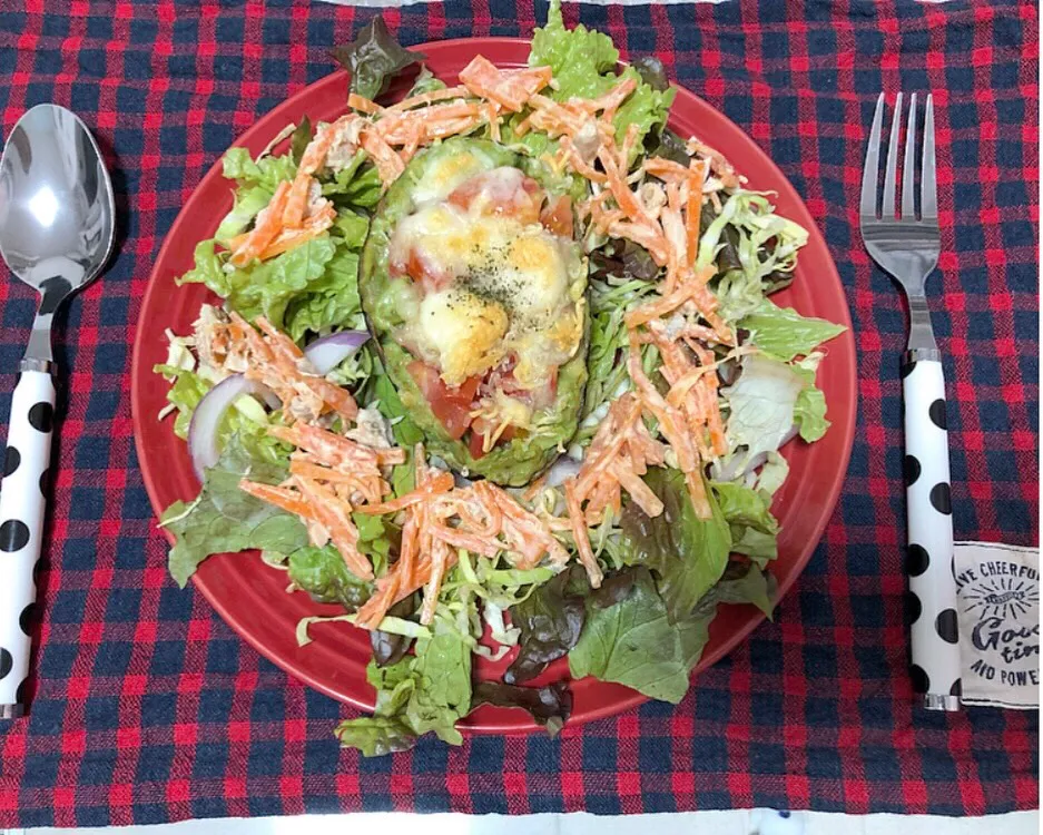 アボカドとトマトのチーズ焼きココットサラダ|さよさん