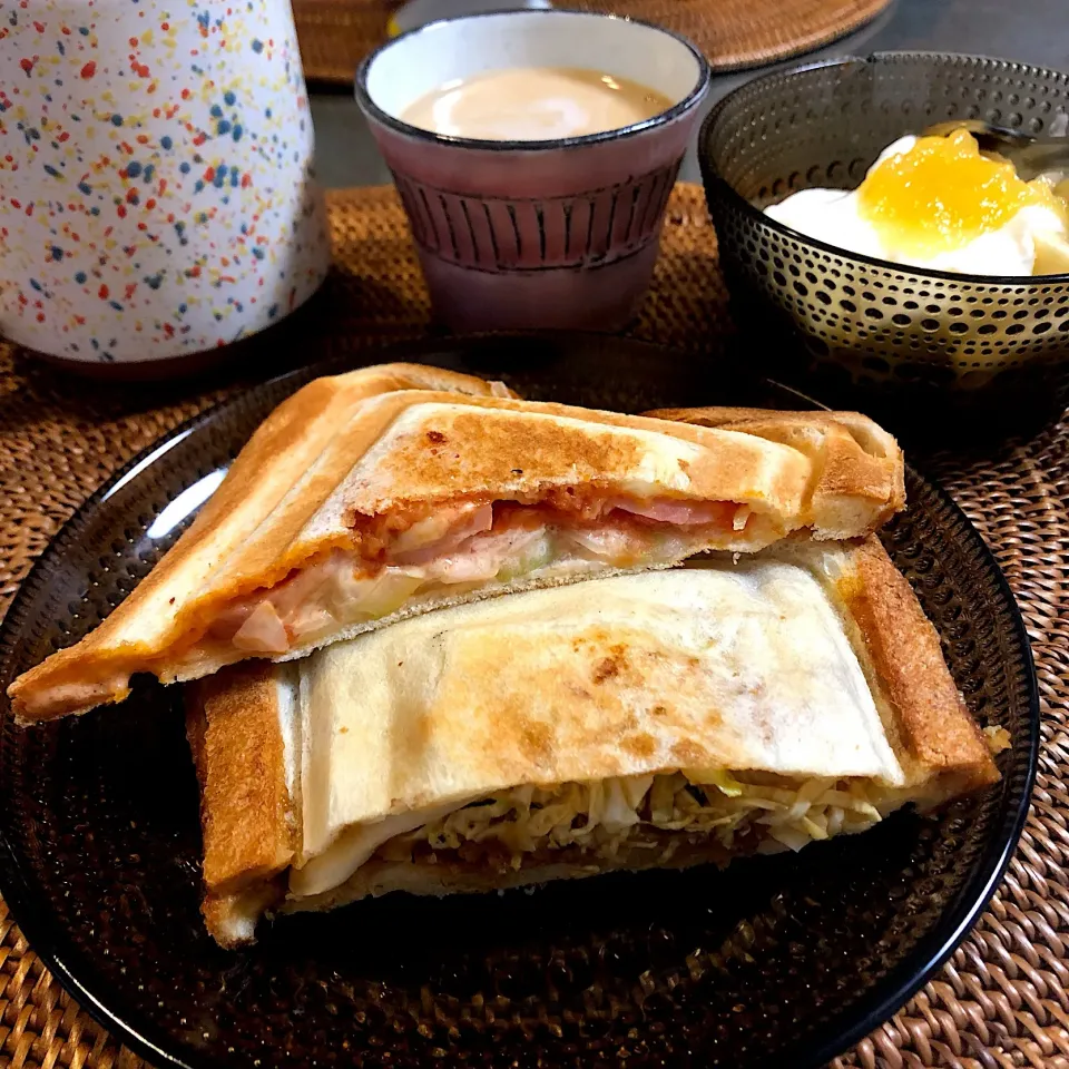 Snapdishの料理写真:コロッケサンドとソーセージトマトサンドで朝ごぱん #朝ごぱん|nao子さん