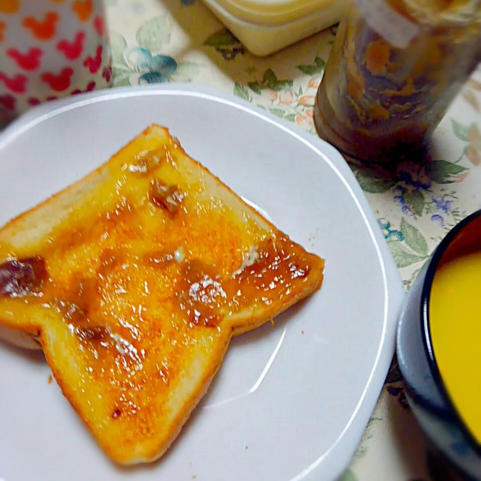 Snapdishの料理写真:梅酒の梅ジャムバタートースト|うたかた。さん