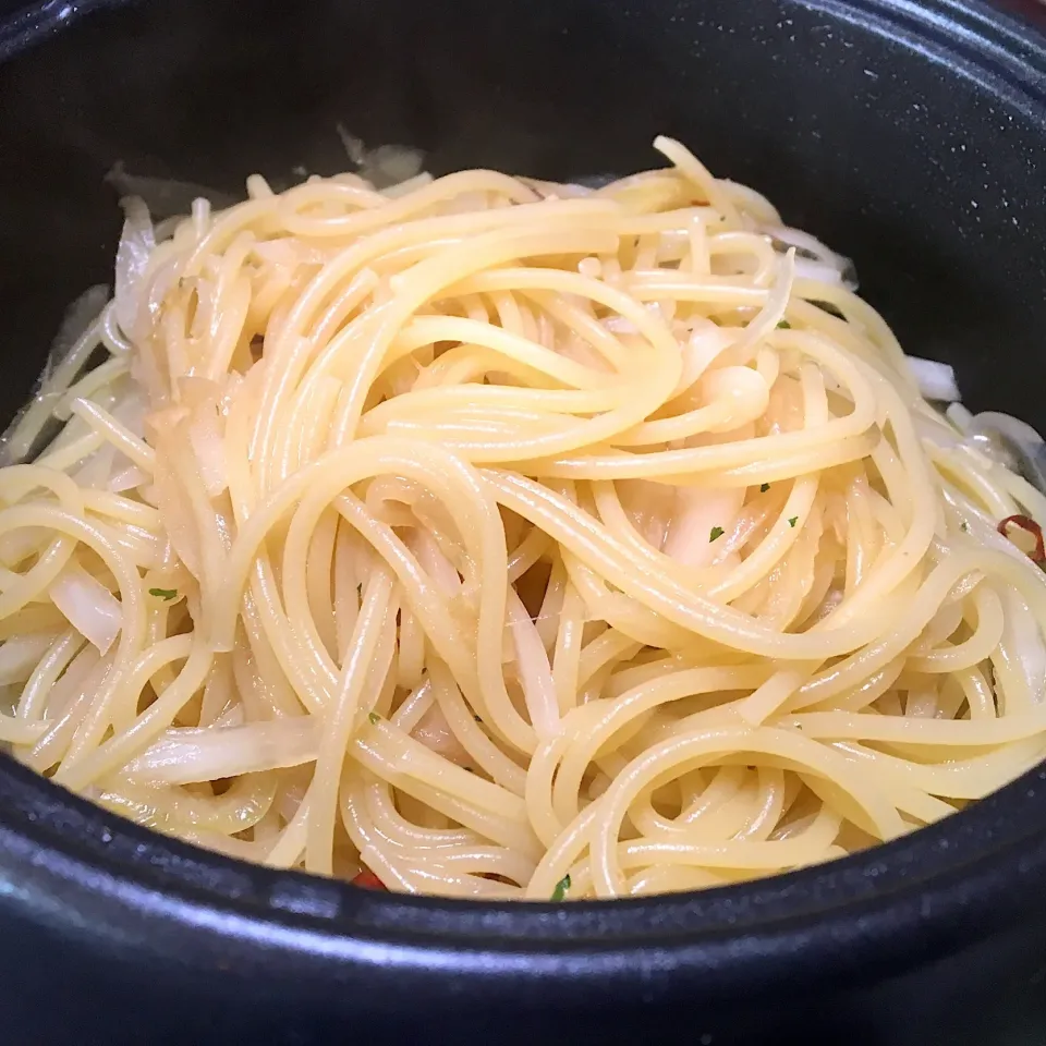 宿ぐらしの昼ごはん☀️☀️🔆
玉ねぎだけスパ|ぽんたさん