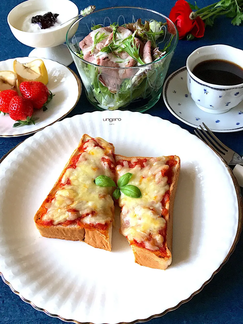 トマトソースのトーストで朝食|サミカさん