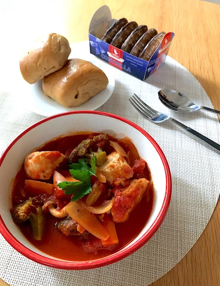 朝ごはんを食べよう😃鶏むね肉のピリ辛トマト煮込みで朝ごはん🍅|あしゃぱんさん