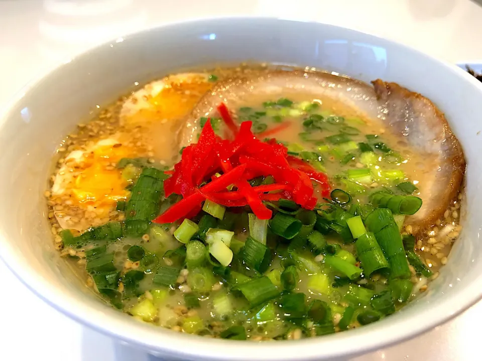 今日のお昼ごはんは、福岡空港で購入した一幸舎のラーメン🍜✨ 豚バラチャーシューと味玉のせ✨✨|NOBUちえさん