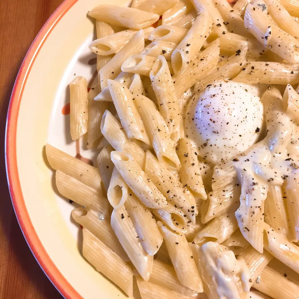 本日のランチ ゴルゴンゾーラDeペンネ温玉のせ作ったよ🧀|NOMU'S キッチン🍳さん