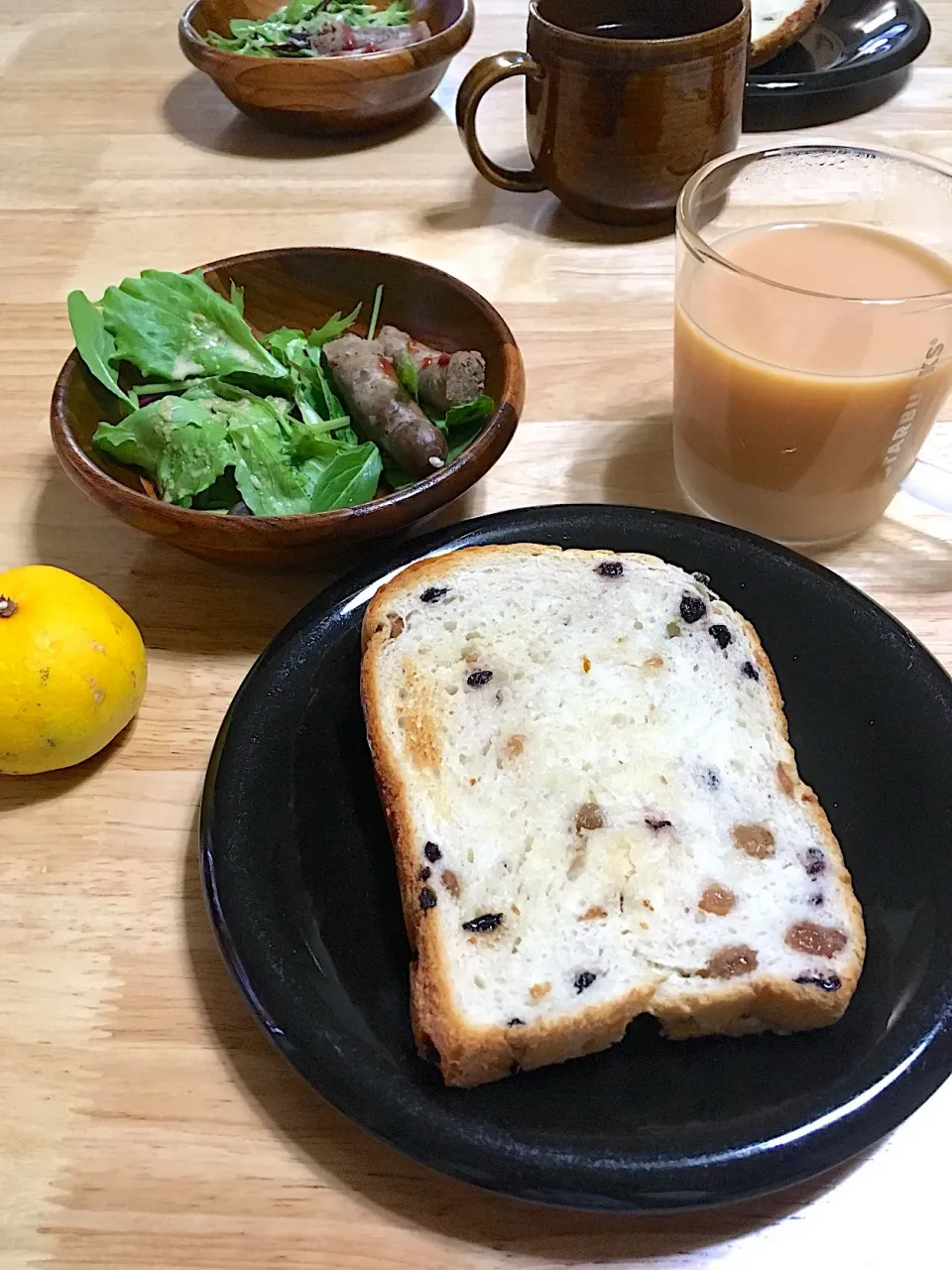 今日の朝ごパン(´◡`๑)
朝焼き3種のぶどうパン🍇
野菜とソーセージ
カフェオレ|さくたえさん