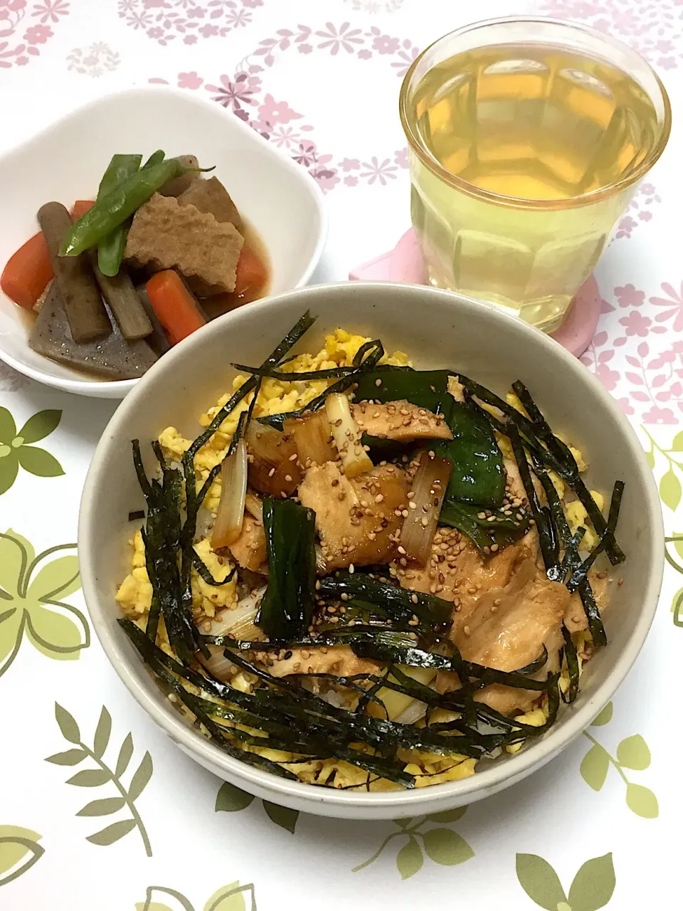 Snapdishの料理写真:焼き鳥丼 厚揚げとこんにゃくの炊き合わせ|まみっこさん