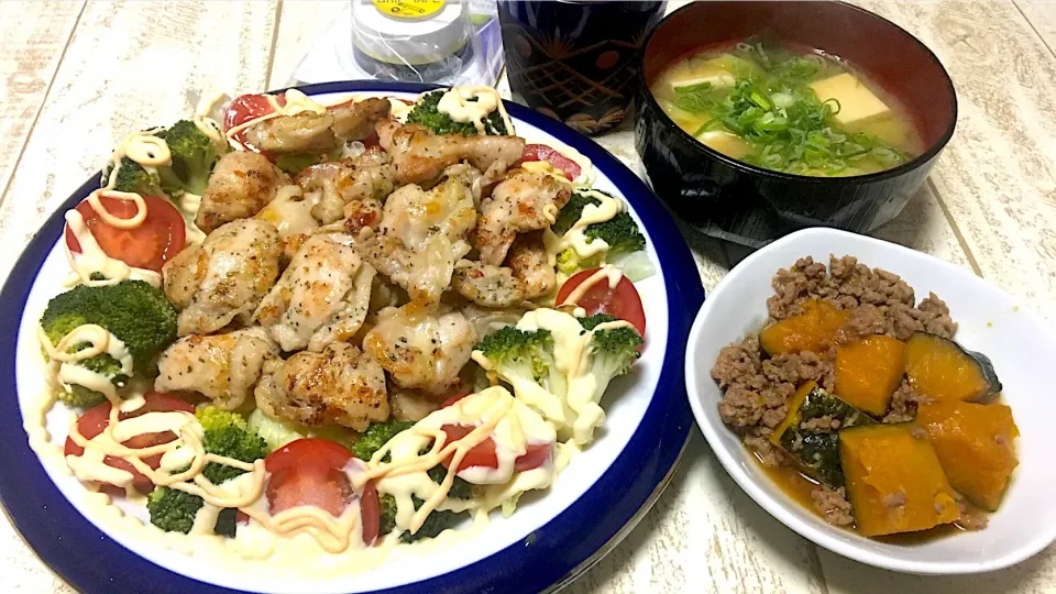 今日の男飯(*･ω･)若鶏のバジルソテーwith レタトマブロサラダ&かぼちゃのしっとり甘酒煮&ブロッコリーの芯とワカメと豆腐の味噌汁...♪*ﾟ|ひーちゃんさん