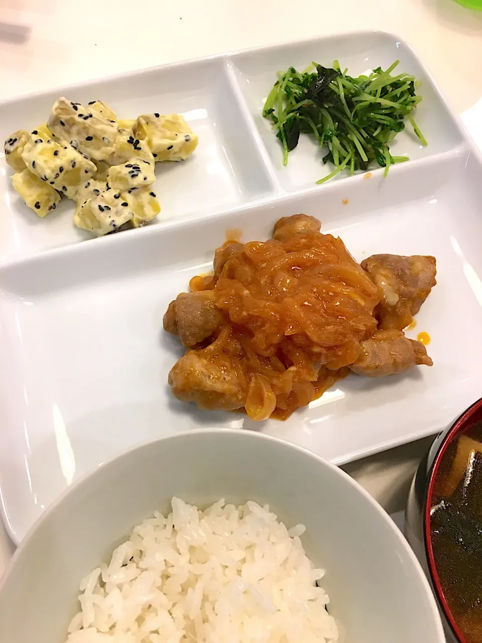 Snapdishの料理写真:キッズ飯 豚肉とタマネギのケチャップ炒め、さつまいものマヨーグルトサラダ、など|R＊ko@月曜断食中さん